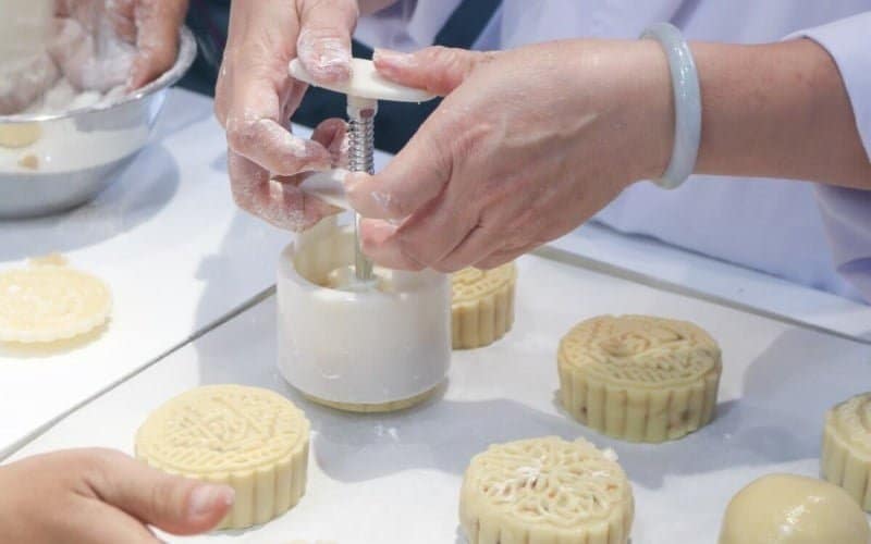 Bỏ túi ngay 11 công thức làm bánh trung thu đơn giản, dễ làm tại nhà 43 dong banh